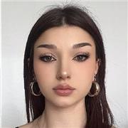 Je suis une jeune femme passionnée d’anglais, je donne des cours en ligne collège-lycée et j’ai passé avec succès mon Cambridge